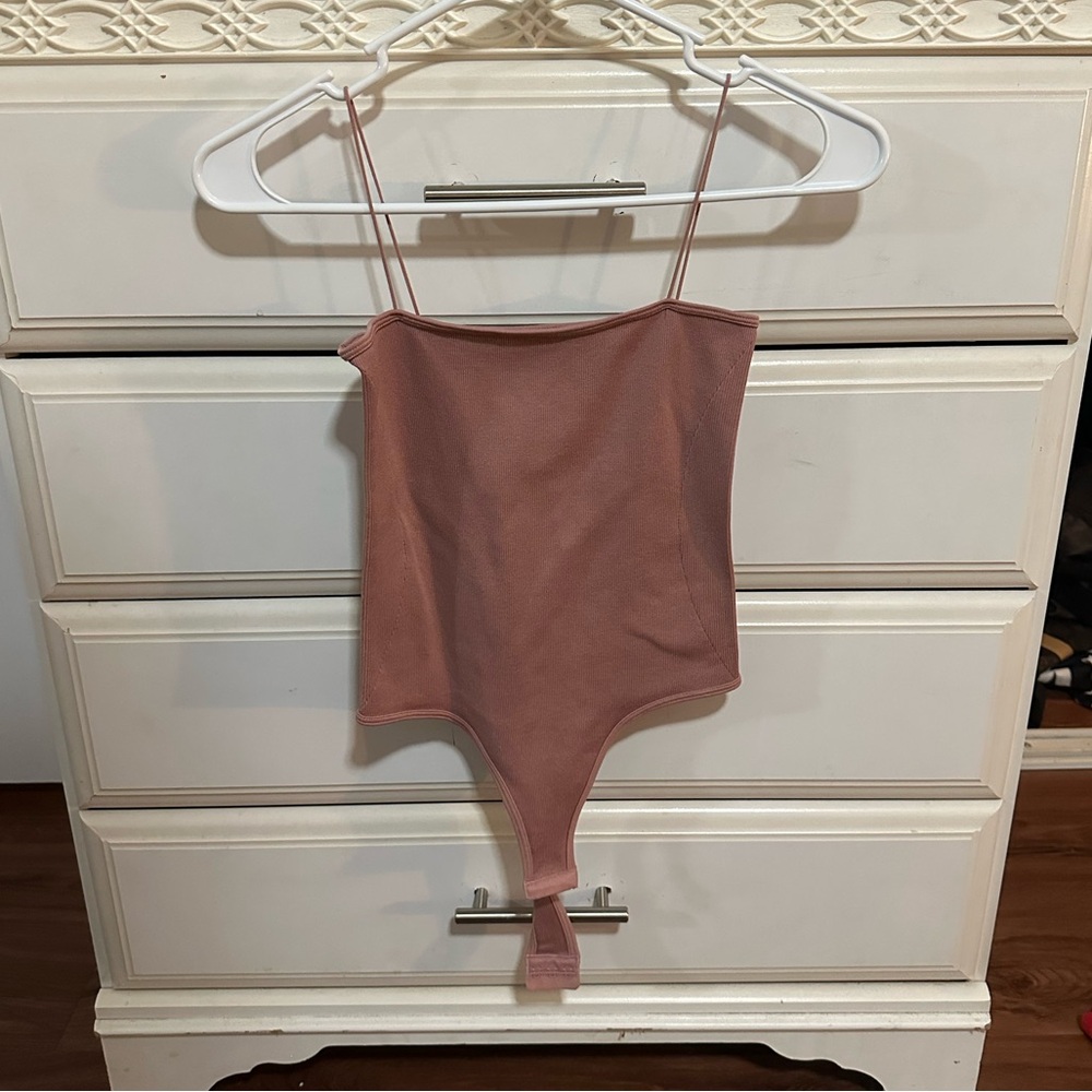 Square neck bodysuit, form fitting
